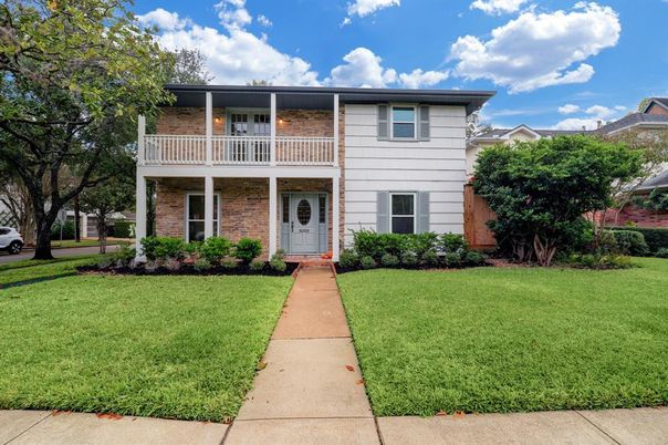 Exterior, Facade, Brick Facade, Raised Ranch