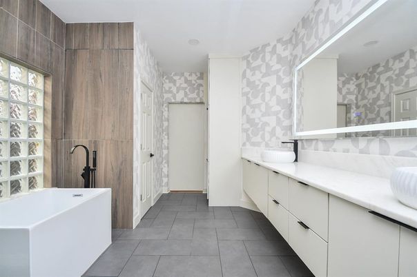 Bathroom, Dual Sink Vanities, Free Standing Baths, Interior, Recessed Lighting