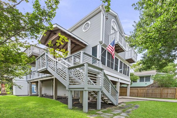 Backyard, Exterior, Facade, Queen Anne Victorian