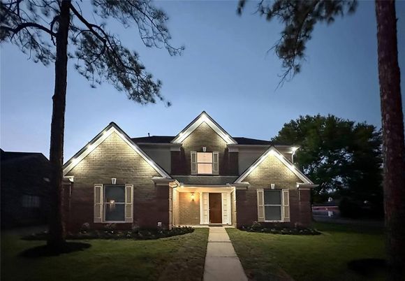 Exterior, Facade, Brick Facade, American Craftsman