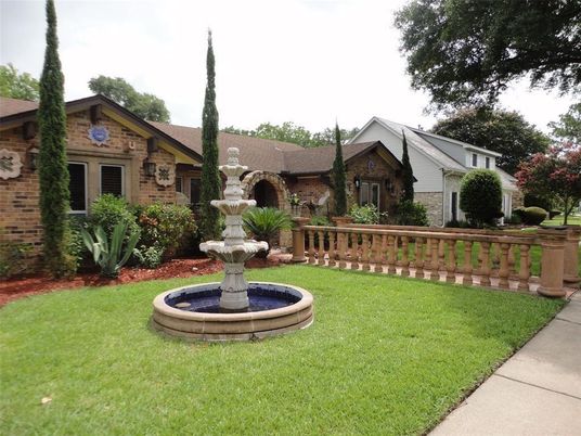 Backyard, Exterior, Facade, Brick Facade, Ranch