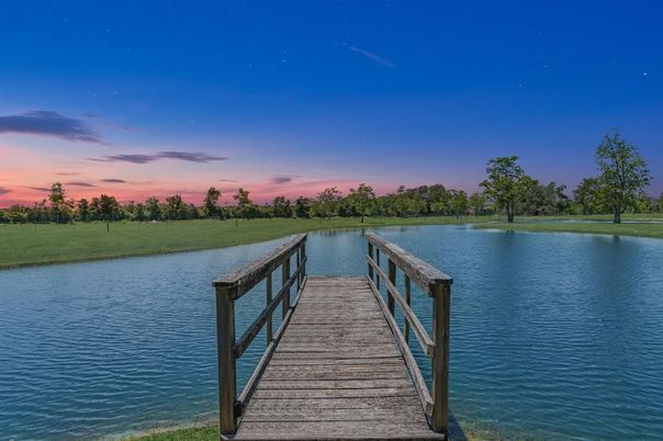 Exterior, Lake
