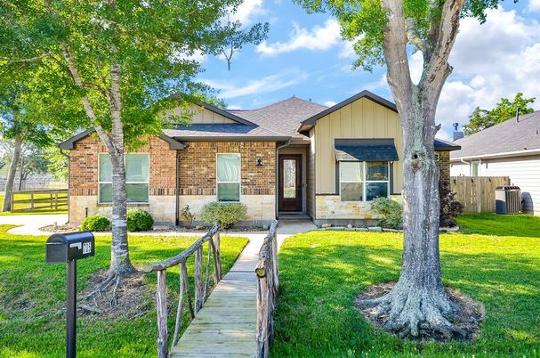 Backyard, Exterior, Facade, Brick Facade, Ranch