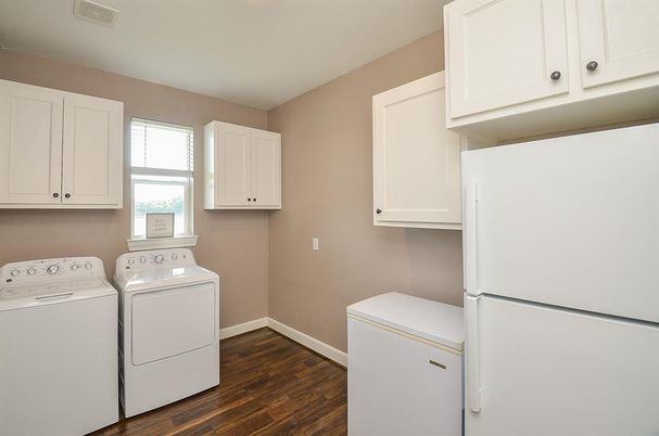 Interior, Utility Closets, Washer, Wood Texture Flooring