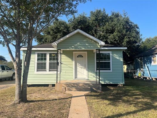 Exterior, Facade, Ranch