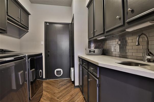 Interior, Washer, Wood Texture Flooring
