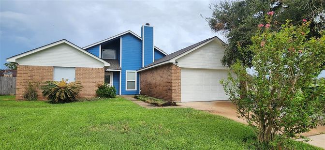Attached, Exterior, Facade, Brick Facade, American Craftsman