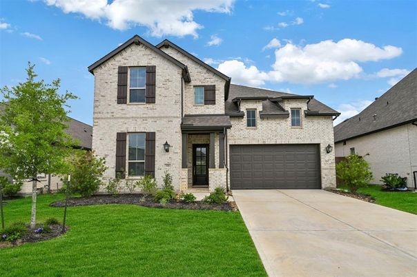Attached, Exterior, Facade, Brick Traditional