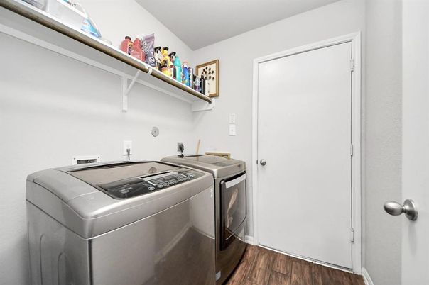 Interior, Washer, Wood Texture Flooring