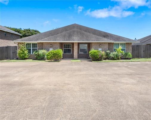 Backyard, Exterior, Facade, Brick Facade, Ranch