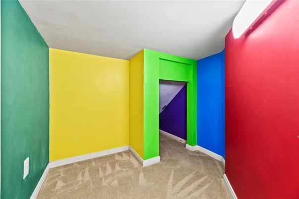 Empty room, Interior