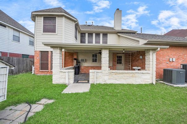 Backyard, Exterior, Facade, Brick Facade, American Foursquare