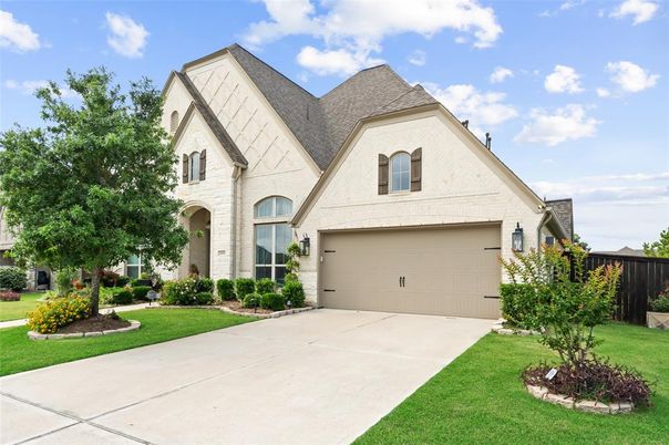 Attached, Exterior, Facade, Brick Traditional