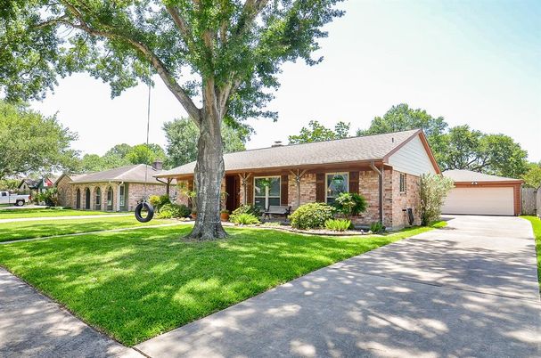 Backyard, Detached Garage, Exterior, Facade, Brick Facade, Ranch