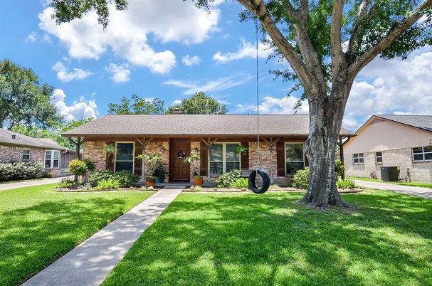 Exterior, Facade, Brick Facade, Ranch