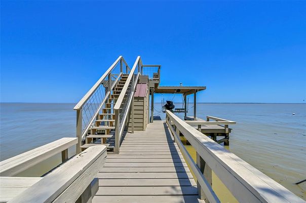 Exterior, Lake