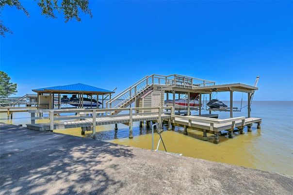 Exterior, Lake