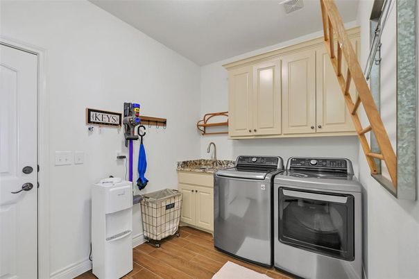 Interior, Washer, Wood Texture Flooring