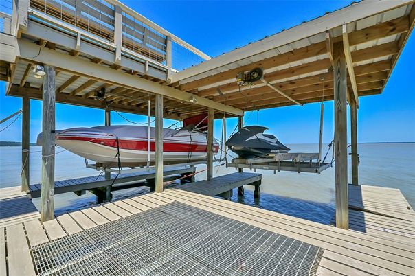 Exterior, Lake