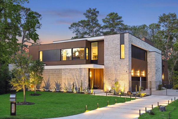 Backyard, Exterior, Facade, Brick Facade, Modern