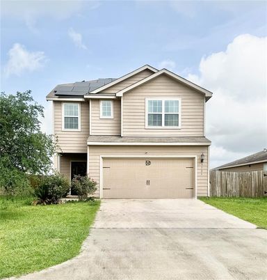 Attached, Exterior, Facade, Solar Panels, American Craftsman