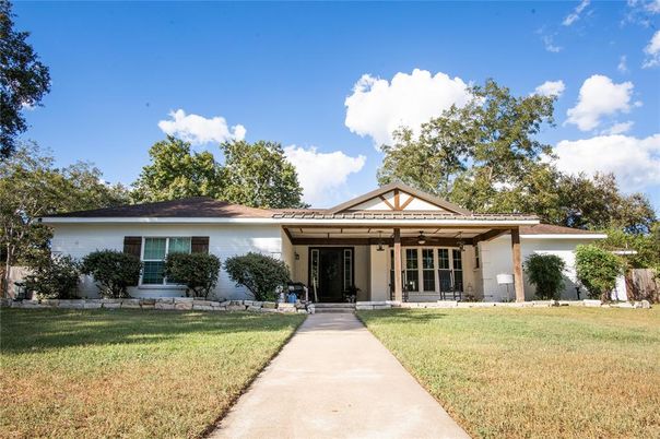 Backyard, Exterior, Facade, Ranch