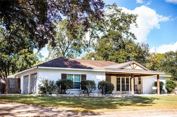 Exterior, Facade, Ranch