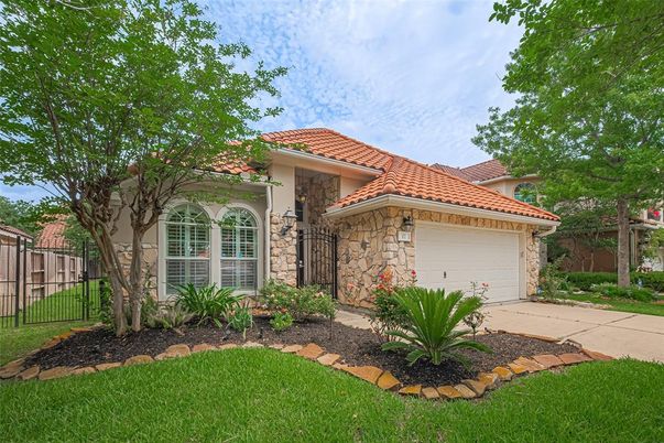 Attached, Exterior, Facade, Mediterranean