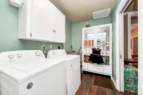 Interior, Washer, Wood Texture Flooring