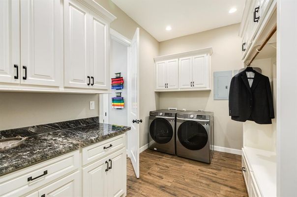 Interior, Recessed Lighting, Washer, Wood Texture Flooring