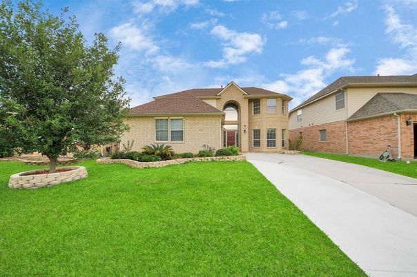 Backyard, Exterior, Facade, Brick Facade, Brick Traditional