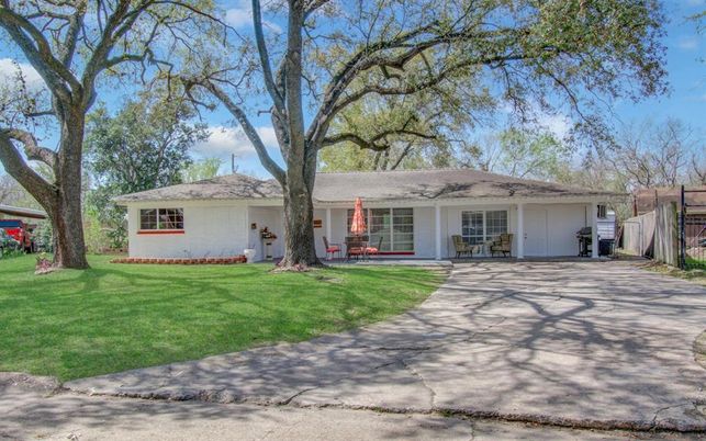 Backyard, Exterior, Facade, Ranch