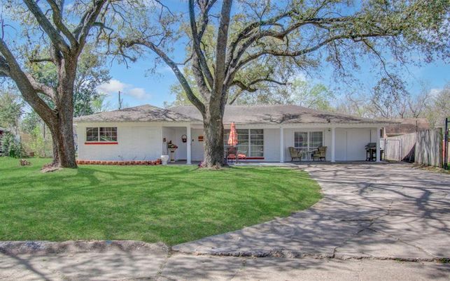 Backyard, Exterior, Facade, Ranch