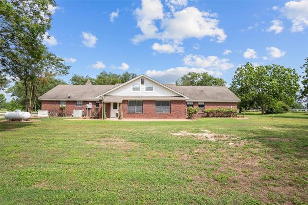 Backyard, Exterior, Facade, Brick Facade, Ranch