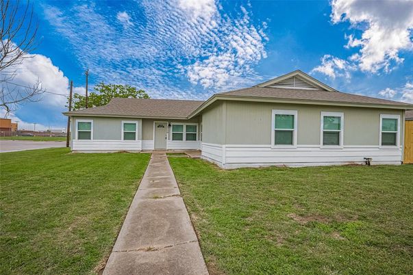 Exterior, Facade, Ranch