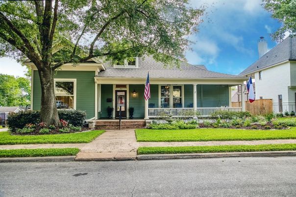 Exterior, Facade, Ranch