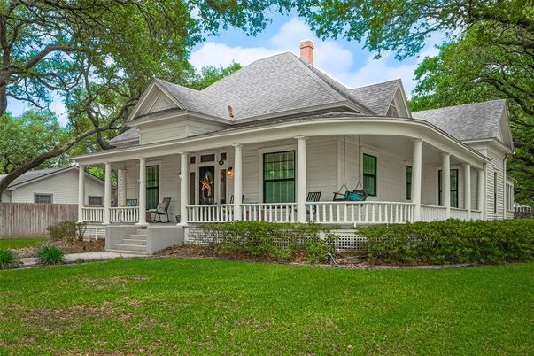 Exterior, Facade, Queen Anne Victorian