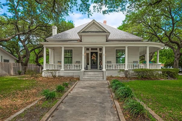 Exterior, Facade, Queen Anne Victorian