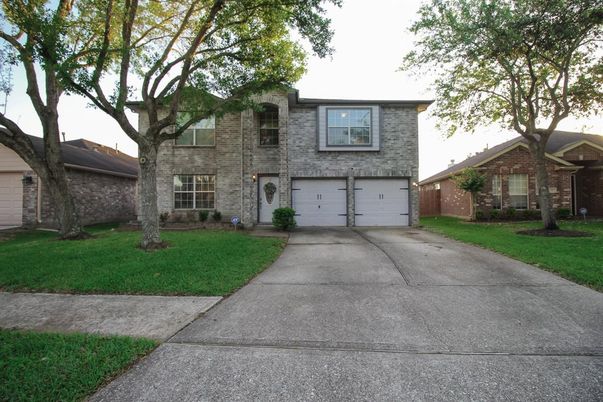 Attached, Exterior, Facade, Brick Facade, Split Level