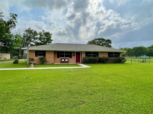 Backyard, Exterior, Facade, Brick Facade, Ranch