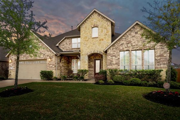 Attached, Exterior, Facade, Brick Traditional