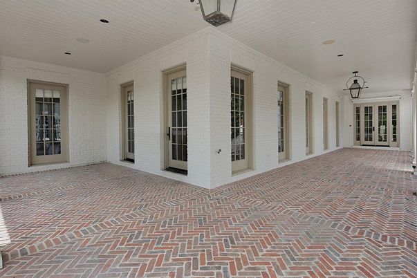 Empty room, Exterior