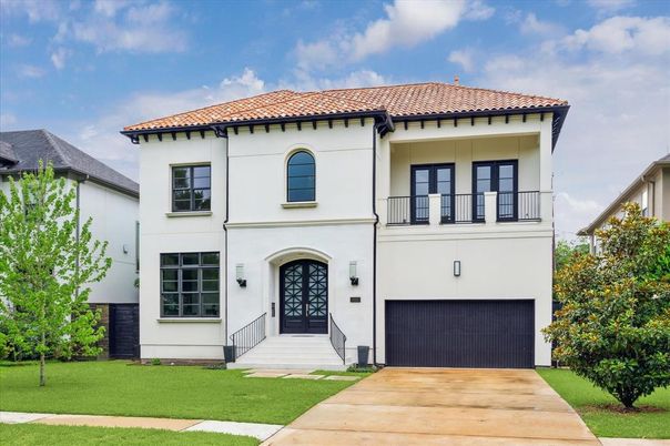 Attached, Exterior, Facade, Mediterranean