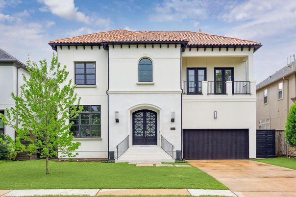 Attached, Exterior, Facade, Mediterranean