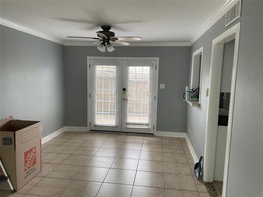 Empty room, Interior