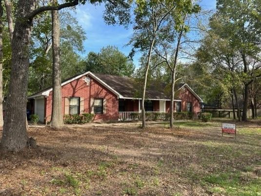 Backyard, Exterior, Facade, Brick Facade, Ranch