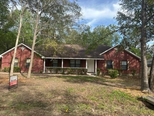 Backyard, Exterior, Facade, Brick Facade, Ranch
