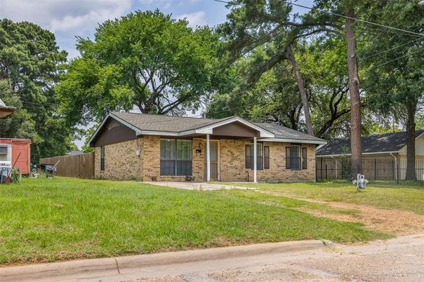 Backyard, Exterior, Facade, Brick Facade, Ranch