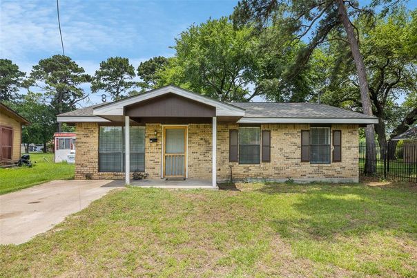 Exterior, Facade, Brick Facade, Ranch