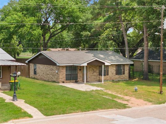 Exterior, Facade, Brick Facade, Ranch